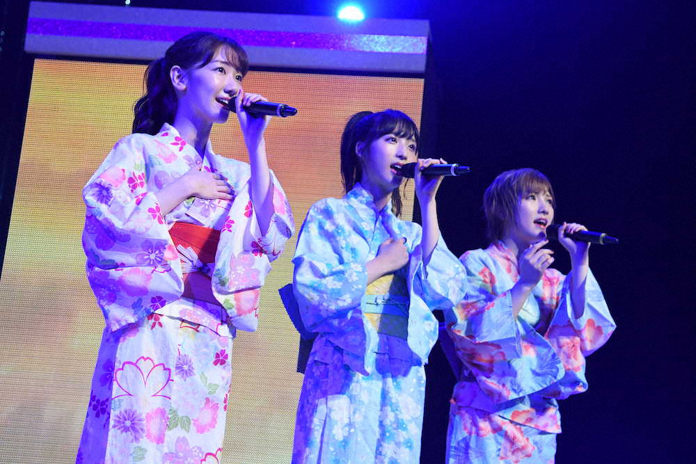浴衣姿で歌うAKB48の(左から)柏木由紀、小栗有以、岡田奈々