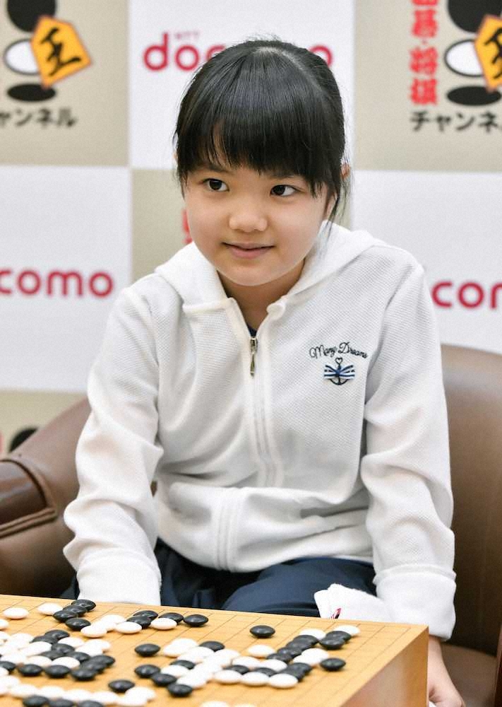 囲碁の第23期ドコモ杯女流棋聖戦予選Bで史上最年少の10歳4カ月で公式戦初勝利を挙げ、笑顔の仲邑菫初段