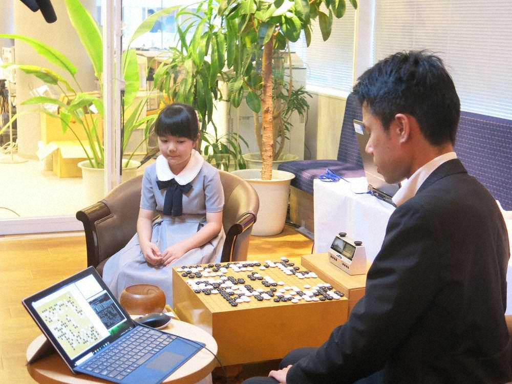 囲碁AI「GLOBIS－AQZ」に敗れた囲碁・仲邑菫初段（左）とAIソフト開発者の山口祐氏