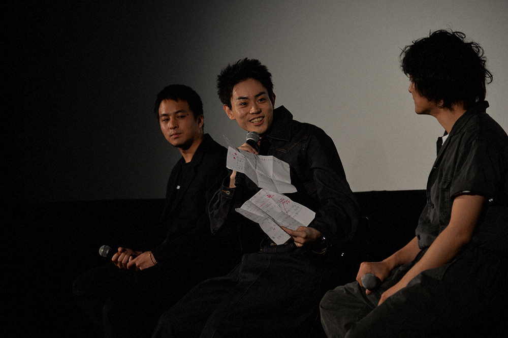 映像作品の筋書きを笑顔で披露する菅田将暉（中央）。左は山田健人監督補佐
