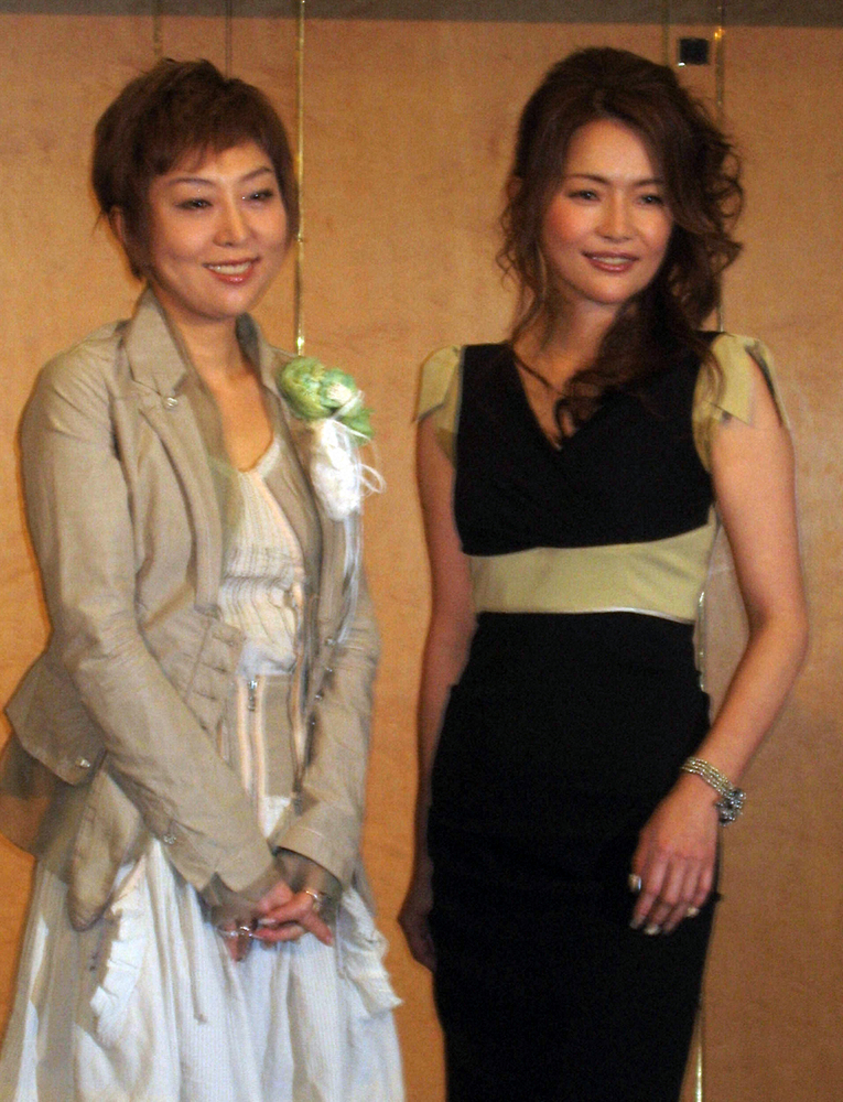 ドラマ「ママの神様」主演の青田典子（右）と原作者の室井佑月