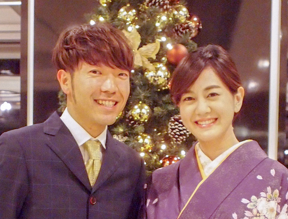 結婚したお笑いコンビ「アキナ」の秋山賢太（左）とABCの塚本麻里衣アナウンサー