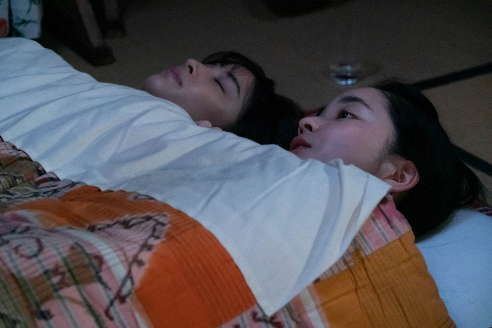 連続テレビ小説「なつぞら」第91話。1つの布団で寝るなつ（広瀬すず、左）と夕見子（福地桃子）（C）NHK