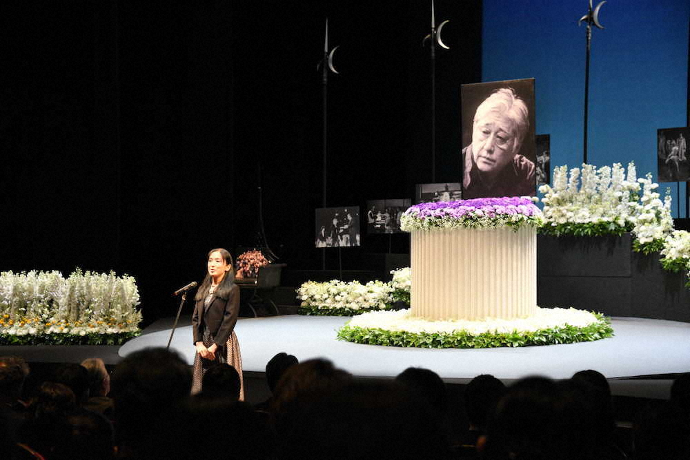 浅利さんの祭壇の前でスピーチを行う妻の野村玲子