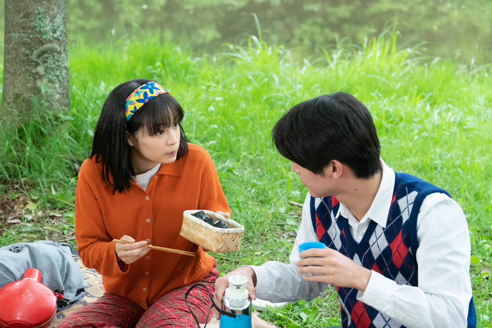 連続テレビ小説「なつぞら」第96話。ピクニックで坂場（中川大志）におにぎりを勧めるなつ（広瀬すず）（C）NHK