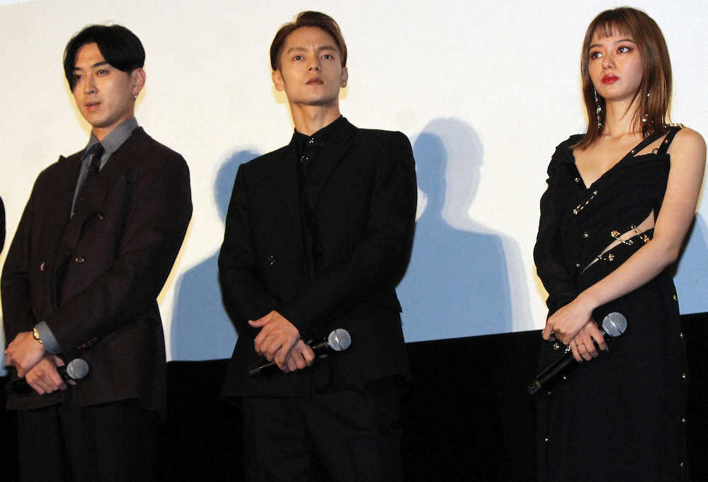 映画「東京喰種S」の初日舞台あいさつを行った（左から）松田翔太、窪田正孝、山本舞香