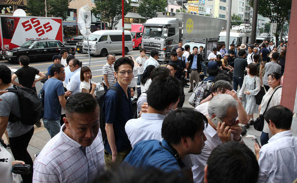 【画像・写真】宮迫＆亮　2時間半超“手作り会見”　狭い会場に報道陣入りきらず混乱も