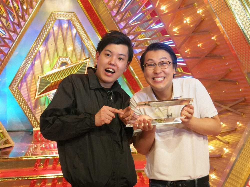 「第40回ABCお笑いグランプリ」で優勝したエンペラーの安井祐弥（左）とにしやま