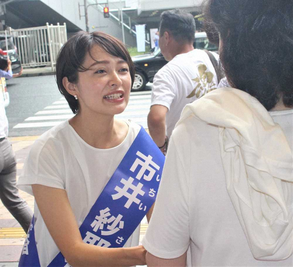 大阪駅前で聴衆と握手する市井紗耶香