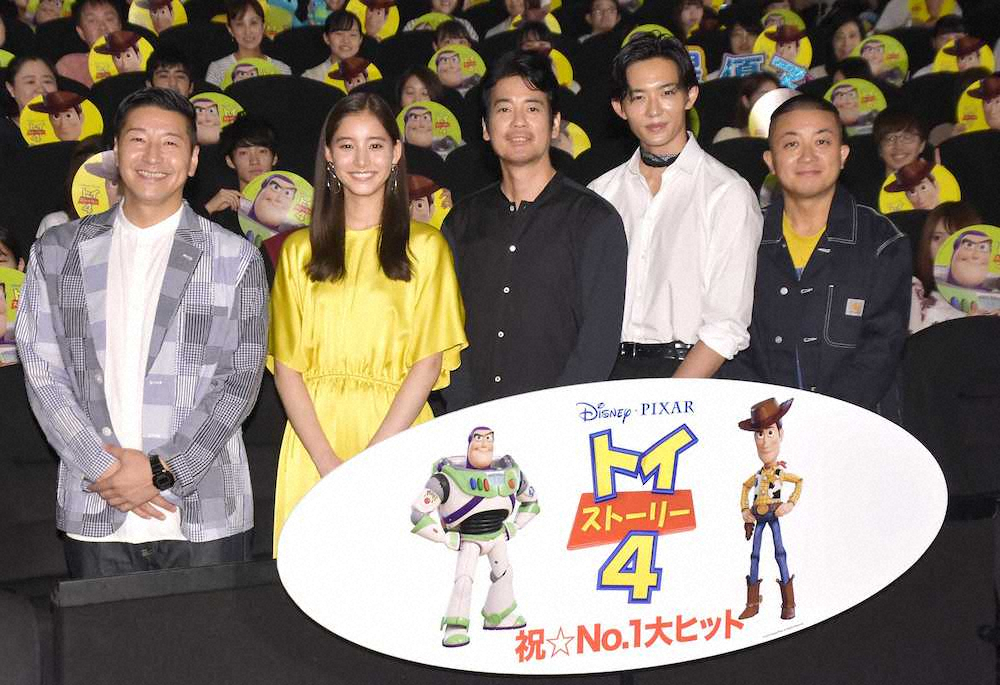 映画「トイ・ストーリー4」大ヒット記念舞台あいさつに登壇した（左から）長田庄平、新木優子、唐沢寿明、竜星涼、松尾駿
