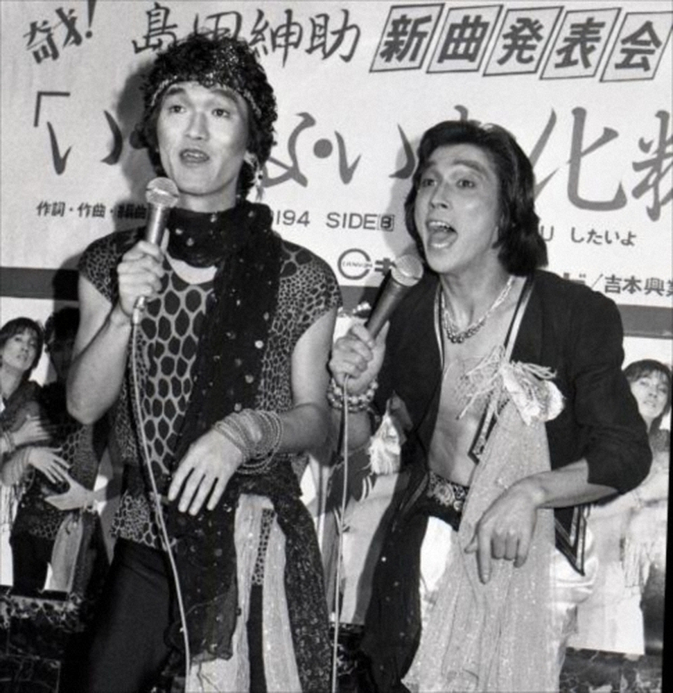 1982年、明石家さんま（右）とともに女装してレコーディングする島田紳助