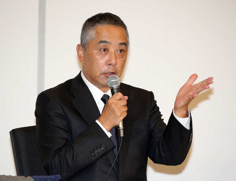 【画像・写真】22日、会見で経緯を説明する吉本興業・岡本昭彦社長（撮影・久冨木　修）