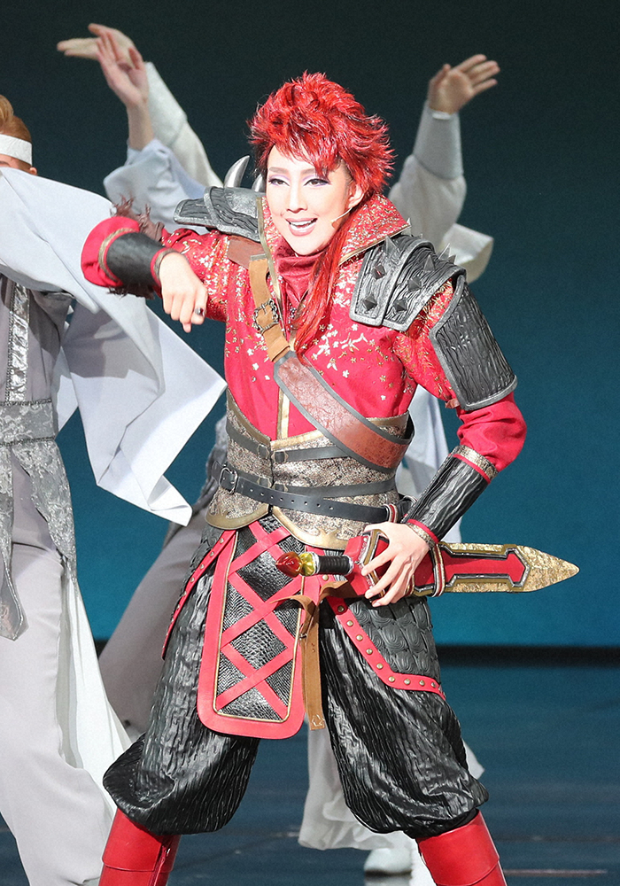 【画像・写真】退団公演「ワイワイがやがや終わりたい」星組・紅ゆずる（上）