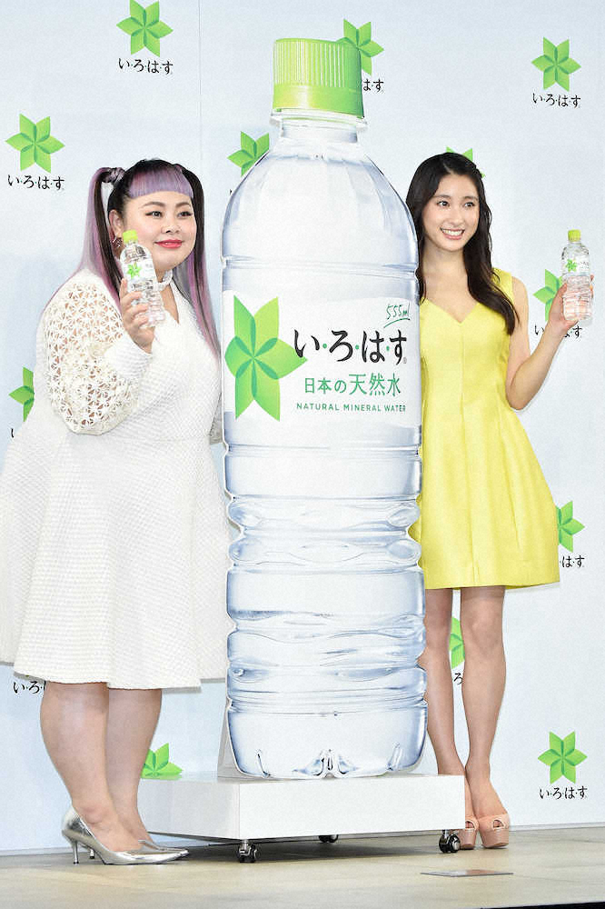 「い・ろ・は・す　天然水」10周年イベントに出席した渡辺直美（左）、土屋太鳳