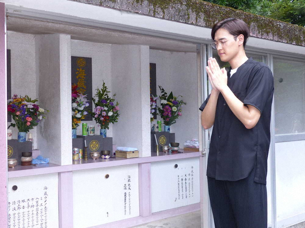 【画像・写真】宮崎県小林市で祖父・茂さんの墓に手を合わせる海蔵亮太