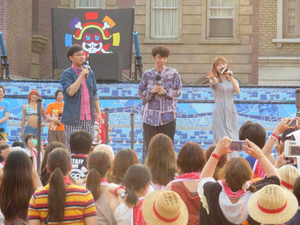 USJで映画イベントに登場した（左から）山里亮太、ユースケ・サンタマリア、指原莉乃
