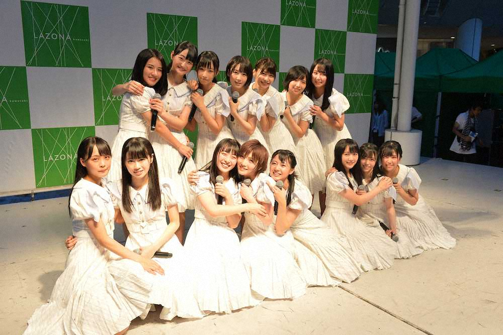 シングル「大好きな人」にちなんで、大好きなメンバーと肩を寄せ合うSTU48 ― スポニチ Sponichi Annex 芸能