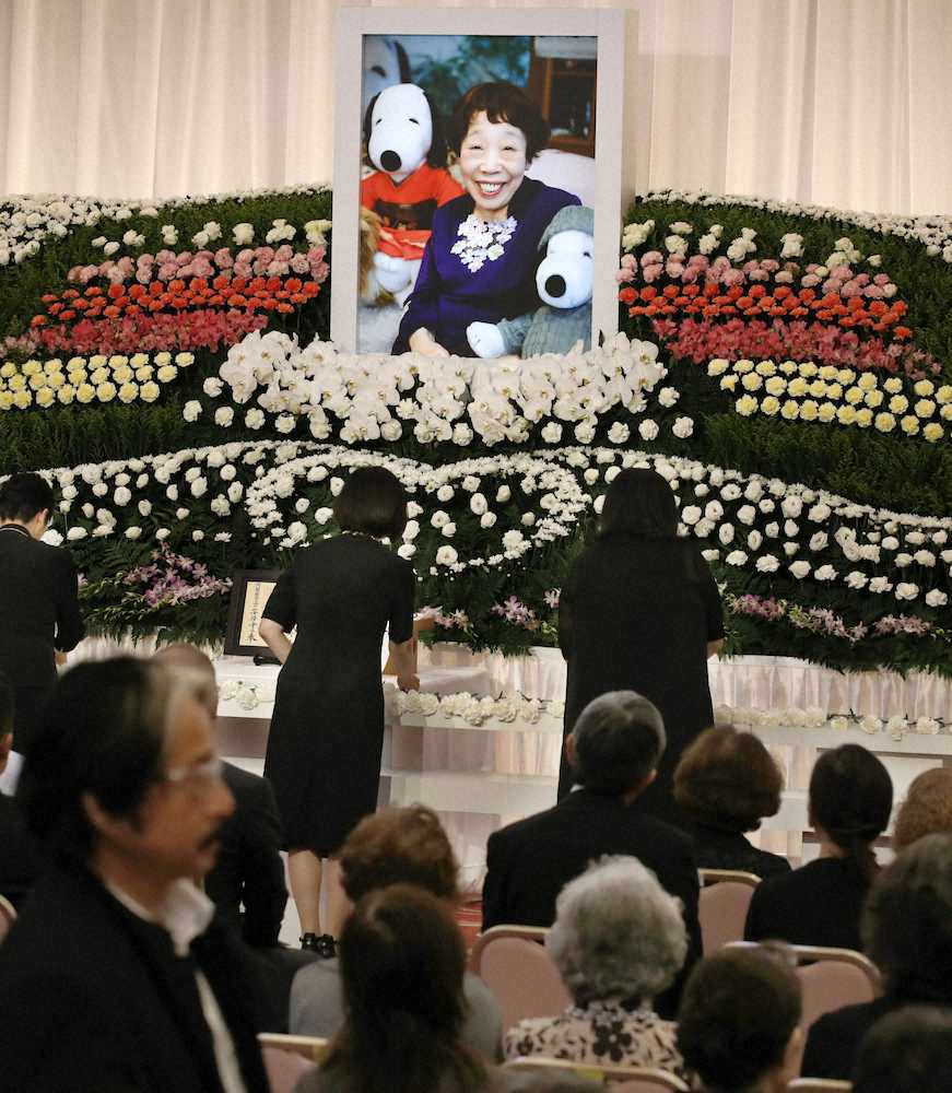 田辺聖子さんのお別れの会で献花する人たち
