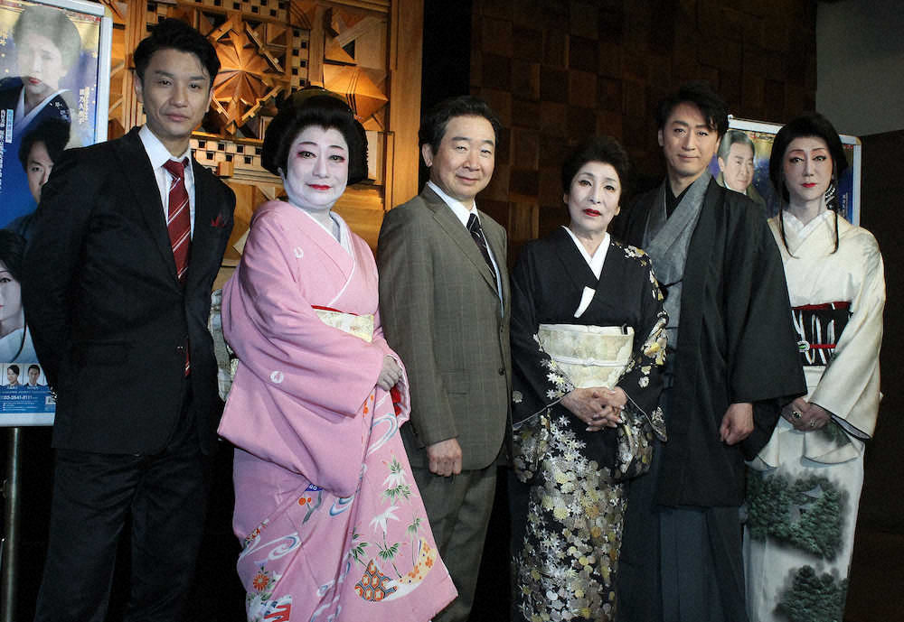 【画像・写真】波乃久里子　V6でノリノリ歌い踊る場面も　主演舞台開幕