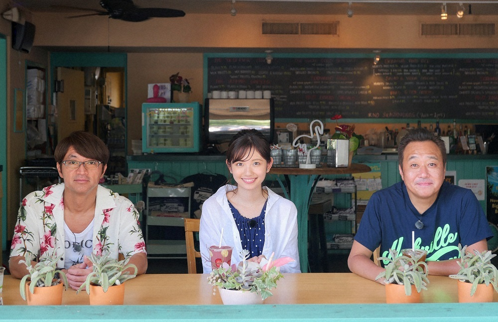 ハワイでドッキリ形式で「モヤモヤさまぁ～ず2」の4代目アシスタントに就任した新人の田中瞳アナウンサー（中央）（左はさまぁ～ずの大竹一樹、右は三村マサカズ）（C）テレビ東京