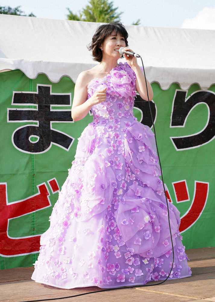 新曲の舞台、長野県伊那市で開催の伊那まつりで歌唱イベントを行った水森かおり