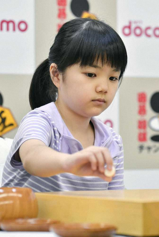 第23期ドコモ杯女流棋聖戦予選Aで初手を打つ仲邑菫初段。金賢貞四段を破り、最年少での本戦進出を決めた