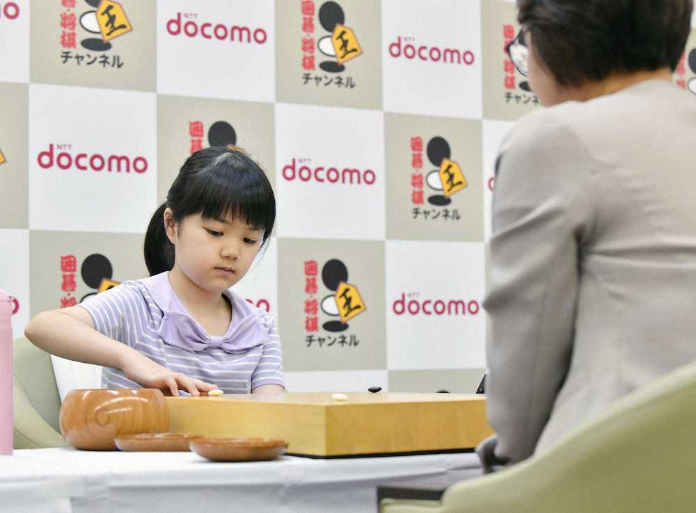 第23期ドコモ杯女流棋聖戦予選Aで金賢貞四段（手前）と対局する仲邑菫初段。最年少での本戦進出を決めた