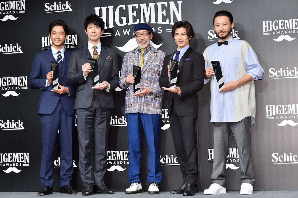 第1回「HIGEMEN　AWARDS2019」を受賞した（左より）佐藤寛太、佐々木蔵之介、テリー伊藤、武田真治、田臥勇太