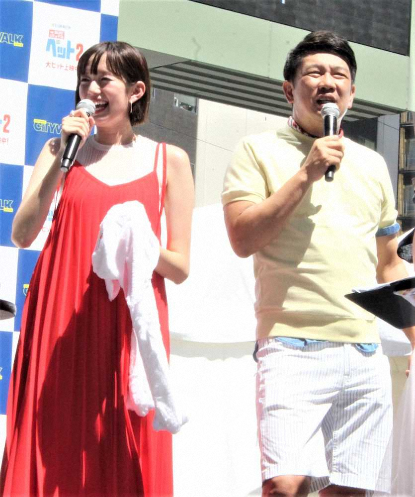 大阪市内で「ペット2」のイベントに登場した佐藤栞里（左）とTKO・木本武宏
