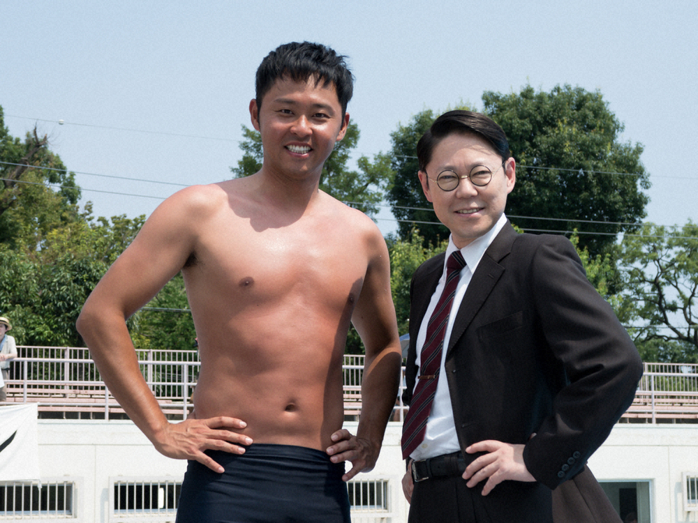 「いだてん」の撮影で笑顔を見せる北島康介さん（左）と主演の阿部サダヲ（C)NHK