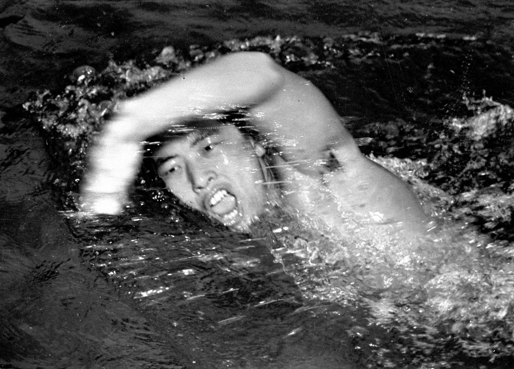 49年6月、碑文谷日大プールで力泳する古橋さん