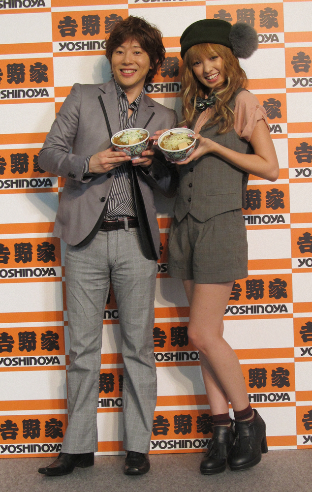 「吉野家」の牛丼を手にＰＲするシェフの川越達也氏（左）とタレントの南明奈（2011年撮影）