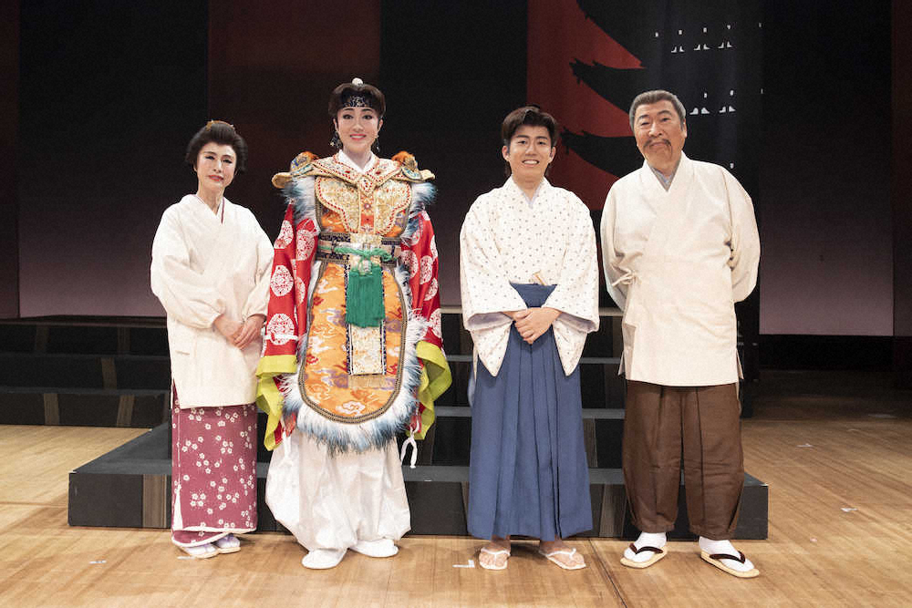 舞台「蘭」の公開稽古を行った（左から）久本雅美、北翔海莉、藤山扇治郎、石倉三郎