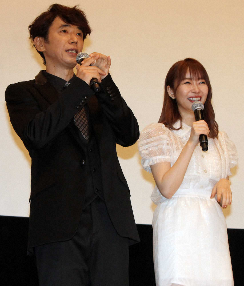 アニメ映画「ONE　PIECE　STAMPEDE」の公開記念舞台挨拶に登壇したユースケ・サンタマリア（左）と指原莉乃