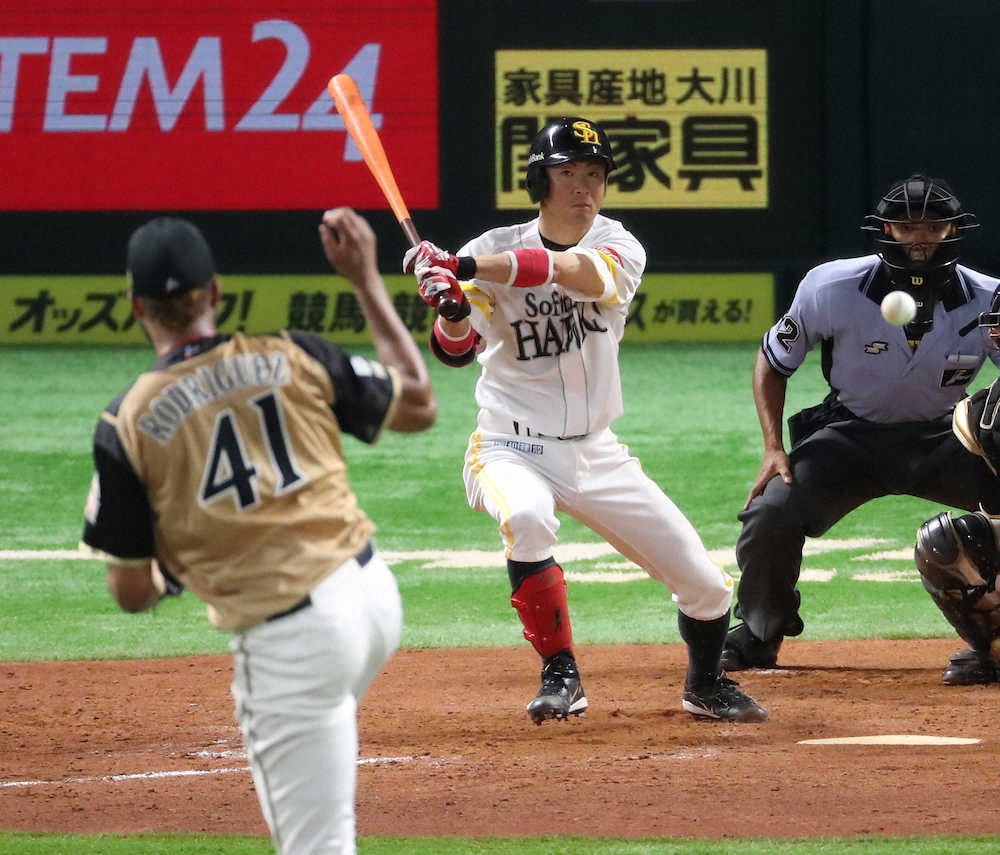 【画像・写真】5回1死二、三塁、中前2点適時打を放つ明石（投手・ロドリゲス）（撮影・岡田　丈靖）