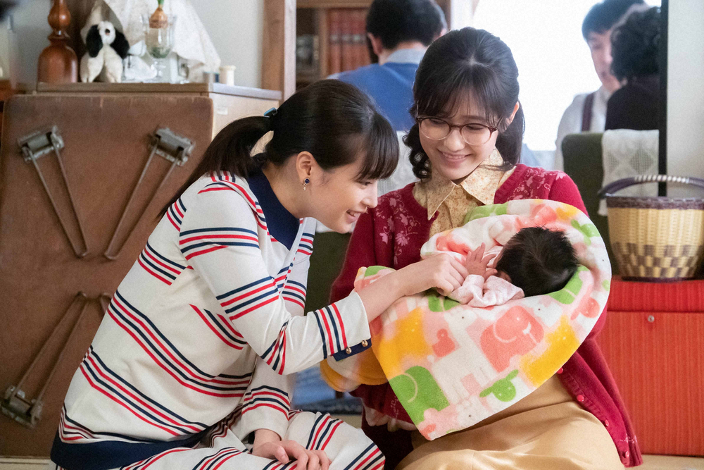 連続テレビ小説「なつぞら」第119話。茜（渡辺麻友）の赤ちゃんをあやすなつ（広瀬すず、左）（C）NHK
