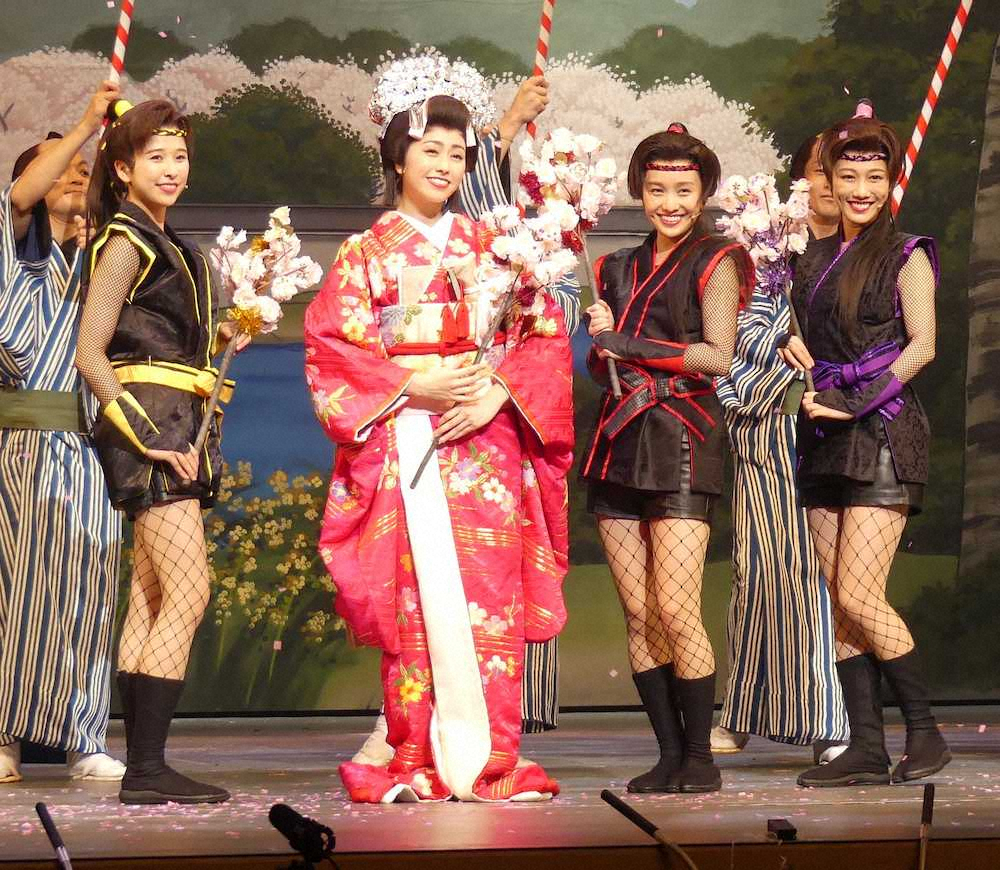 舞台「ももクロ一座特別公演」の初日を迎えたももいろクローバーZの（左から）玉井詩織、佐々木彩夏、百田夏菜子、高城れに
