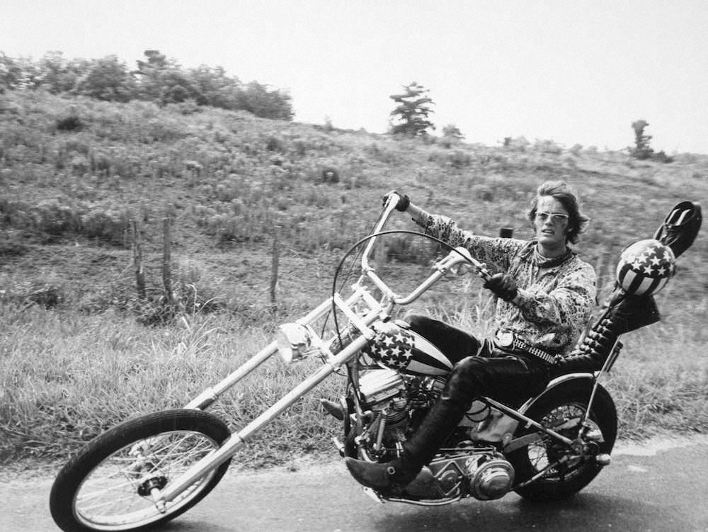 映画「イージー・ライダー」の一場面で、オートバイに乗るピーター・フォンダさん