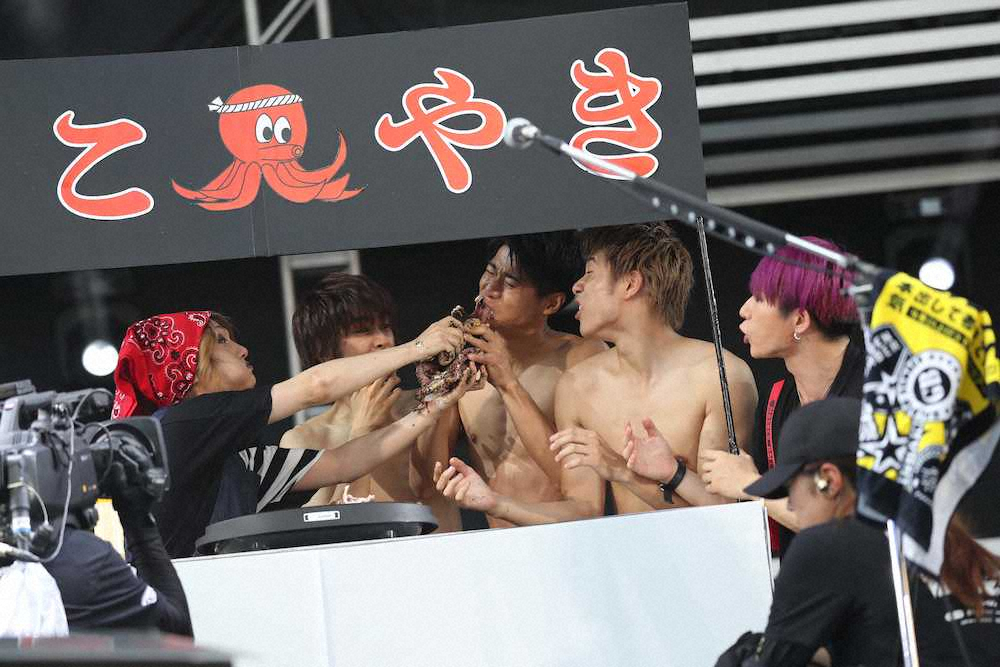 大阪・ヤンマースタジアム長居で開催された音楽フェス「a―nation」2日目に登場した「ゴールデンボンバー」と、そのステージにTバック下着姿で乱入した「BOYS　AND　MEN」の3人