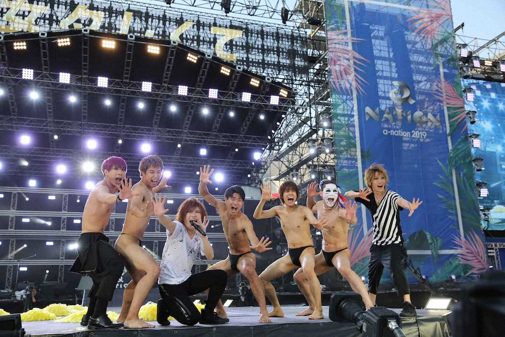 大阪・ヤンマースタジアム長居で開催された音楽フェス「a―nation」2日目に登場した「ゴールデンボンバー」とそのステージにTバック下着姿で乱入した「BOYS　AND　MEN」の3人
