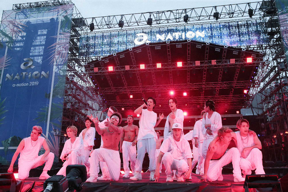 大阪・ヤンマースタジアム長居で開催された音楽フェス「a―nation」2日目に登場したEXILE　TRIBEの16人組「THE　RAMPAGE」