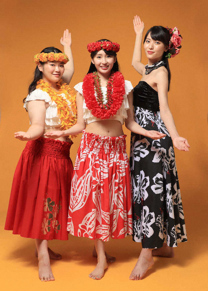 舞台「フラガール」の衣装でポーズを決める（左から）富田望生、井上小百合、矢島舞美（撮影・尾崎　有希）