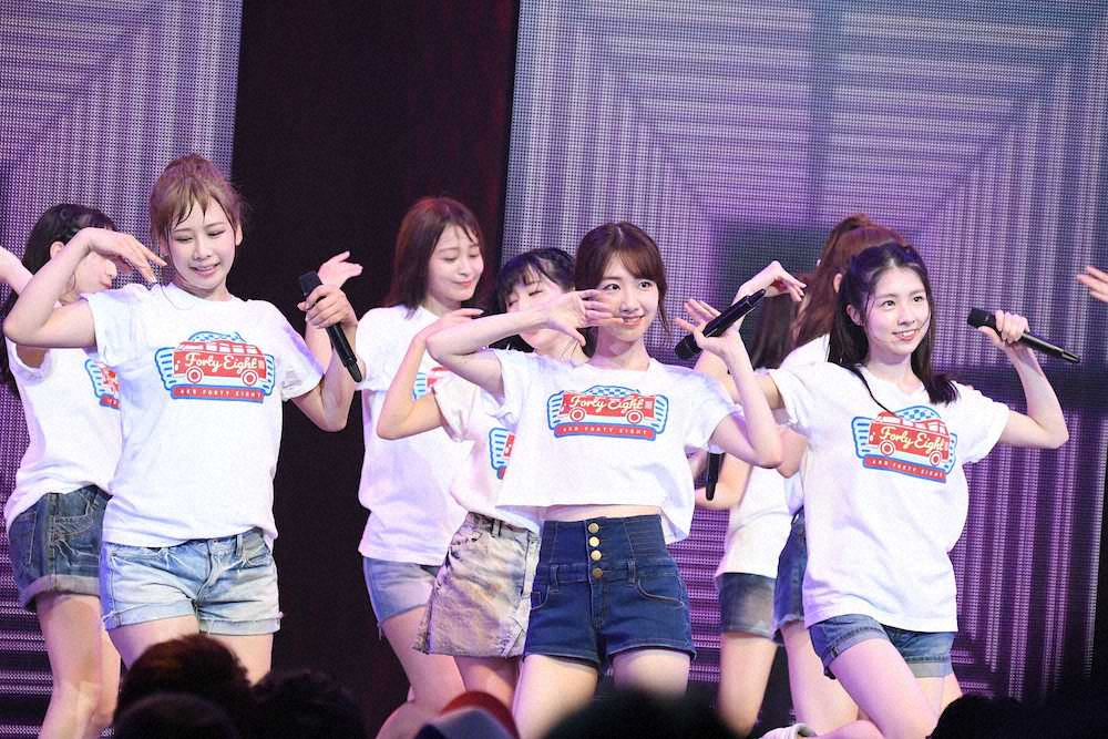 AKB48全国ツアー　アンコールで元気に踊る、前列左から大家志津香、柏木由紀、岩立沙穂－