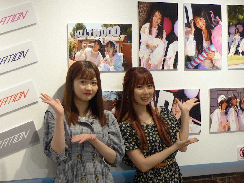 SKE48のメンバーの素顔を撮った写真パネルをバックに個展をPRする江籠裕奈（左）と撮影した高柳明音