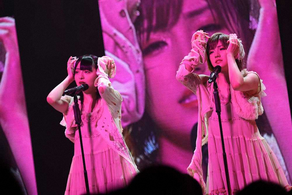 AKB48全国ツアー　怪しげな雰囲気でデュエットする、左から佐藤七海、岡田奈々