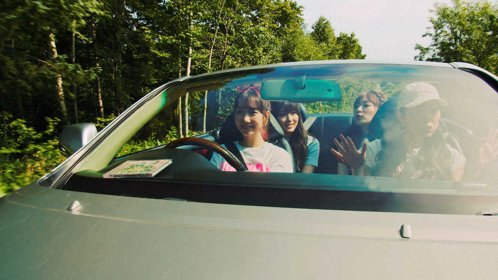 AKB48の新曲「サステナブル」のミュージックビデオで自動車を運転した柏木由紀（左）