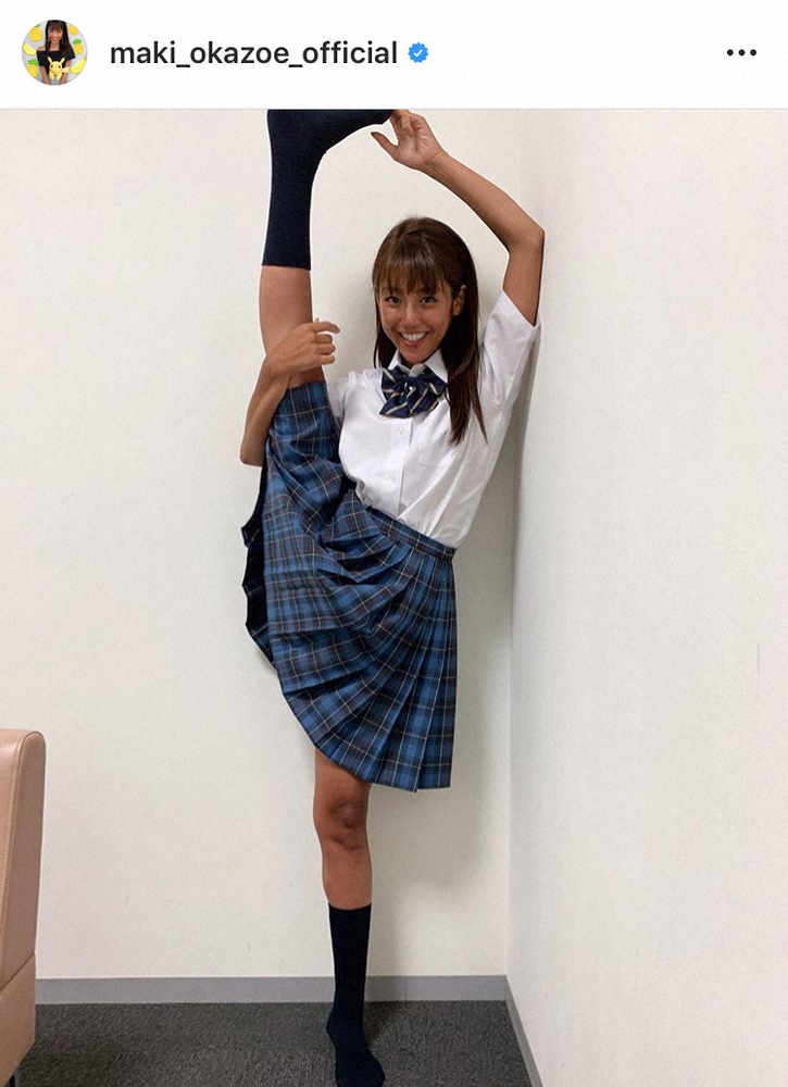 【画像・写真】岡副麻希、セーラー服で“I字バランス”　ファン絶賛「柔らかすぎ」「どーなってんの？」