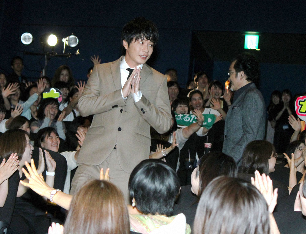 観客に拍手を送られる田中圭（左）と吉田鋼太郎