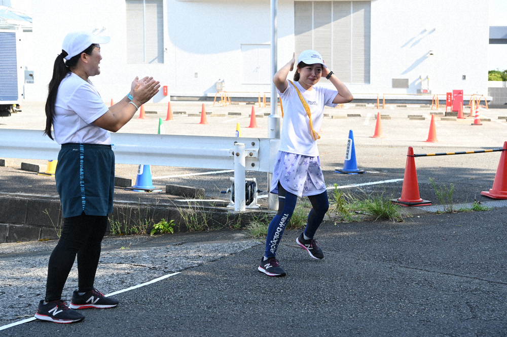 「24時間駅伝」で2走のガンバレルーヤ・よしこ（左）からタスキを受け、走り出す3走の日本テレビの水卜麻美アナウンサー（C）日本テレビ