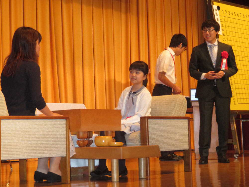 【画像・写真】10歳仲邑初段、緊張の一戦　藤沢女流本因坊は余裕の笑み「つぶされないように」